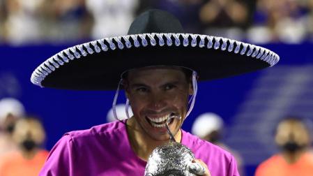 Nadal, con el trofeo de ganador en Acapulco