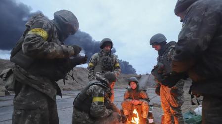 Tropas ucranianas, descansando cerca de Kiev