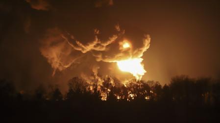 Una gran bola de fuego tras el impacto de un misil en Vasylkiv, cerca de Kiev