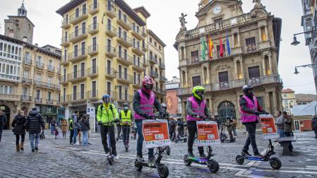 Varios de los manifestantes inician el paso en sus patinetes eléctricos