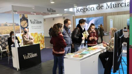 Una familia busca información sobre su siguiente destino de vacaciones en la inauguración del viernes del Navartur