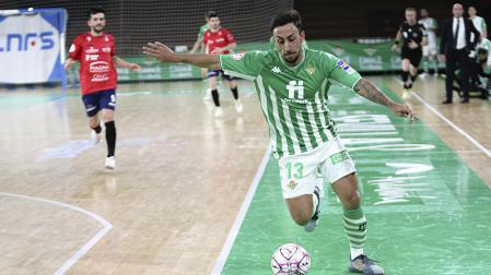 Joselito, del Betis, golpea el balón