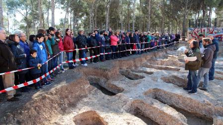Asistentes a una visita que se hizo en 2019 a la necrópolis contemplan enterramientos hallados en la zona del cerro de Torre Monreal