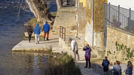 El paseo fluvial que discurre por el barrio de San Miguel, muy transitado también estos días de invierno