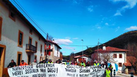 Un momento de la protesta vecinal el sábado en la travesía de Zuriain (Esteribar)