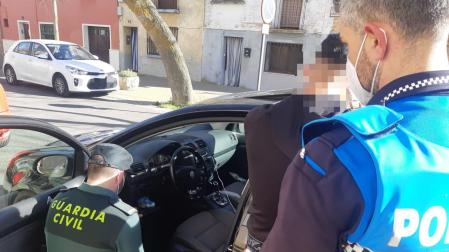 Los agentes, durante el registro del vehículo