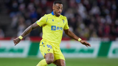 Carlos Akapo, en una acción del partido del Cádiz en Granada