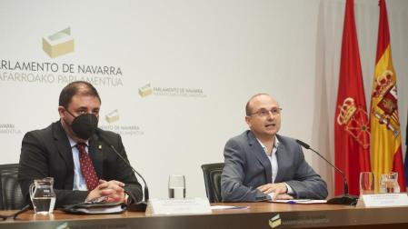 El presidente del Parlamento de Navarra, Unai Hualde, y el  secretario general de la UPNA, Roldán Jimeno