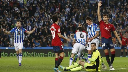 Lucas Torró levanta el brazo pidiendo el fuera de juego en el tanto de Aritz