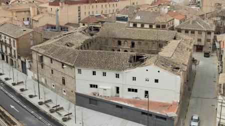 Una imagen del edificio de Sementales de Tudela, con parte de sus tejados hundidos