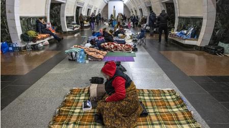 El interior de la estación de metro Dorohozhychi, en Kiev