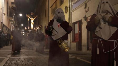 Incienso al paso del Cristo Alzado por la calle Compañía