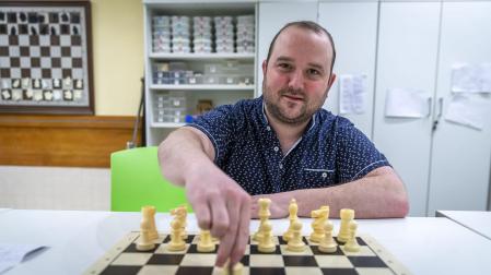 Mikel Huerga, en la sede de la Agrupación San Juan donde instruye a los más jóvenes en el deporte de las sesenta y cuatro casillas