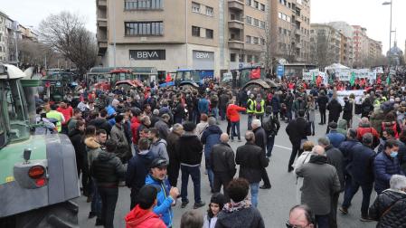 Decenas de agricultores, ganaderos y personas vinculadas al sector primario ocuparon la plaza de Merindades y parte de Carlos III para denunciar el abandono administrativo y la agonía que sufre el campo y los pueblos