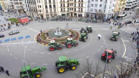 Protesta de los agricultores y ganaderos con sus tractores en Pamplona