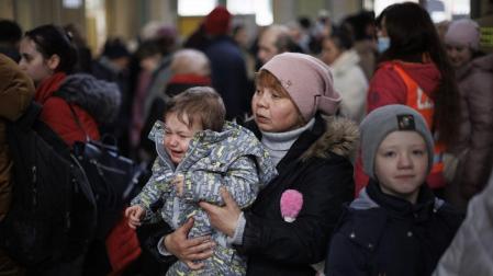 Centenares de ucranianos llegan a la estación de tren de Przemsyl, en Polonia