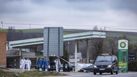 Efectivos de la Policía Judicial de la Guardia Civil trabajan en un área de servicio en la A-5 donde ha tenido lugar el suceso