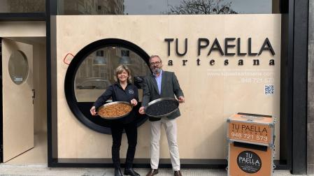 Blanca Zulategui e Ignacio Pombo muestran sus paellas en el local de Iturrama