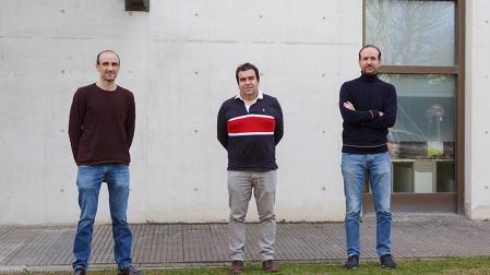 De izquierda a derecha, los investigadores Iñigo Ederra, Jorge Teniente y Juan Carlos Iriarte en el campus de la UPNA