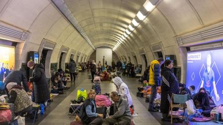 Ciudadanos ucranianos, protegiéndose de los bombardeos en el metro de Kiev