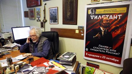 El editor jefe de la radio Ekho Moskvy, Alexei Venediktov, gabla por teléfono un día antes de ser clausurada su emisora