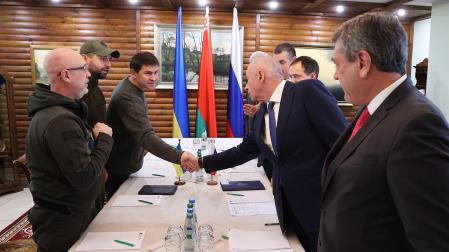Inicio de la reunión entre representantes rusos y ucranianos en Belovezhskaya Pushcha, en la región bielorrusa de Brest