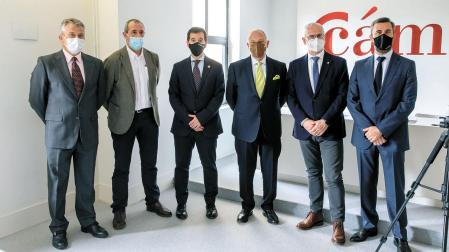 Los participantes en la jornada organizada por la Cámara de Comercio sobre el impacto de la guerra en Ucrania en las empresas navarras. De izquierda a derecha: Ignacio Salazar (CEO de la minera Geoalcali), Carlos Pardo (responsable de exportación de IAN), Mikel Irujo (consejero de Desarrollo Económico y Empresarial del Gobierno de Navarra), Javier Taberna (presidente de la Cámara de Comercio), Manuel Ezquer (director de la planta navarra de Hydro) y Carlos Rodríguez, responsable del negocio internacional de Caja Rural de Navarra