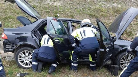 Los bomberos trabajan en el accidente de la AP15