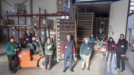 UN CAMIÓN DE NARANJAS Voluntarios posan ante un camión de naranjas que llegó a la sede del Banco de Alimentos. De izda. a dcha., Teresa Lamana Marín, Manuel Ruiz Rivodigo, Claudia Domínguez Arellano, Carlos Cortes Sanjosé, Fernando Arnedo Pérez, Ana Moncayola García, Julián Ochoa Forcada, Maite Mateo Rubio y Jesús Martínez Francés