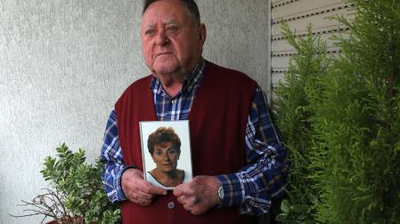 Valentín Martín, en la terraza de su casa, con un retrato de su mujer.