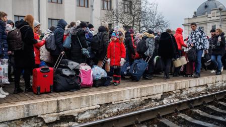 Varias personas esperan en el andén a 4 de marzo de 2022 en la estación de tren de Lviv (Ucrania)