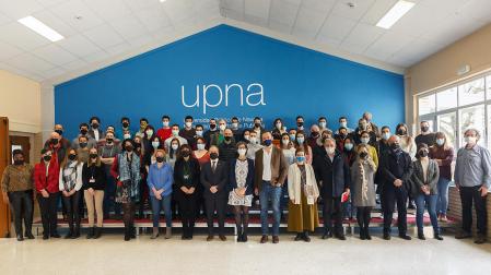 Ponentes de la jornada de bienvenida, junto con los nuevos doctorandos y doctorandas, en el edificio de El Sario de la UPNA