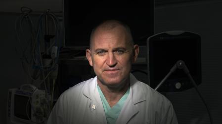 José Roldán Ramírez posa en uno de los boxes de la UCI-A del Hospital Universitario de Navarra (HUN), donde trabaja como intensivista