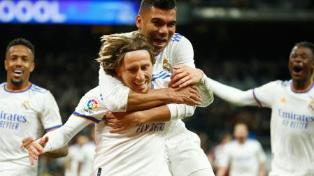 Casemiro y Modric celebran uno de los goles del partido