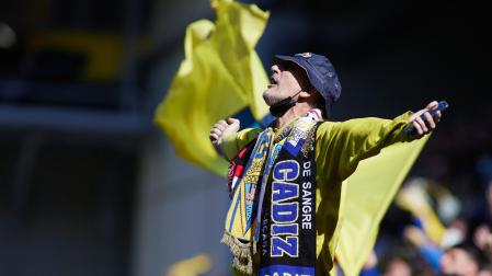 Un aficionado del Cádiz durante el partido contra el Rayo Vallecano
