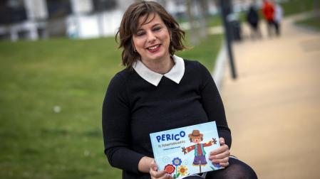 La autora posa con su libro en un parque de Pamplona