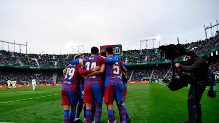Los jugadores de Barcelona celebran uno de los goles ante el Elche