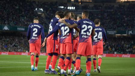 Los futbolistas del Atlético celebran uno de los goles contra el Betis