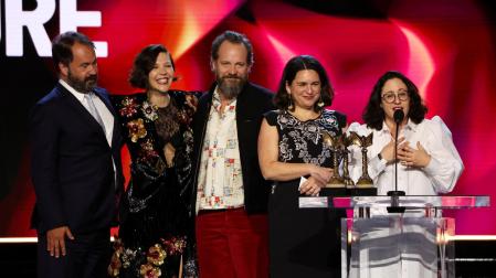 Equipo de la película 'La hija oscura', que recogió tres galardones en los Premios Spirit