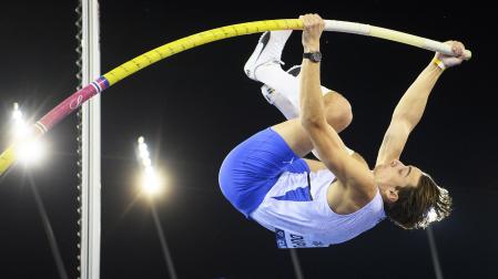 El pertiguista Armand Duplantis realiza un salto en una competición en Zurich en septiembre de 2021