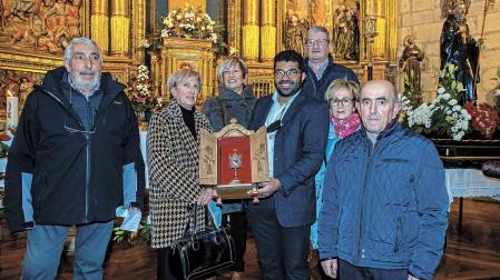 Los hermanos José Javier, Tere, María Puy y Mila Pardo con algunos de los cofrades y Ramón Ros