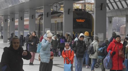 Refugiados ucranianos esperan para coger un tren que les lleve a Rumanía en la estación de Chisinau (Moldavia)