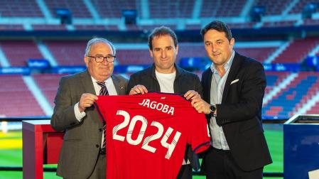 Sabalza, Arrasate y Braulio Vázquez tras el acto oficial de la renovación del técnico
