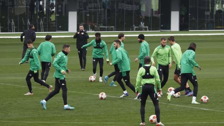 Entrenamiento de los jugadores del Betis previo al choque contra el Eintracht Francfort