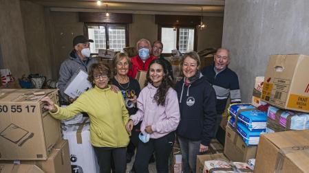 *A: MONTXO A.G.
*F: 2022-03-08
*L: ESTELLA-LIZARRA
*T: GRUPO DE VOLUNTARIOS EN UN PUNTO DE RECOGIDA RECIBIENDO AYUDA DE COMIDA Y ROPA PARA LLEVAR A UCRANIA EN UN AUTOBUS QUE VAN A LLEVAR Y TRAER LLENO DE REFUGIADOS UCRANIANOS
*P: