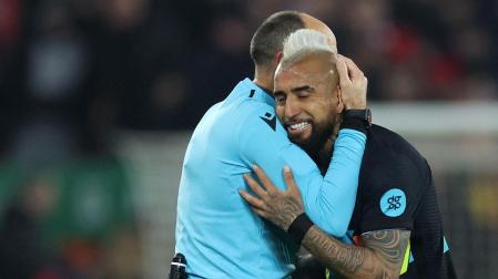 Arturo Vidal con el árbitro Antonio Miguel Mateu Lahoz después del partidoInter Milan's Arturo Vidal with referee Antonio Miguel Mateu Lahoz after the match Action Images via Reuters/Carl Recine