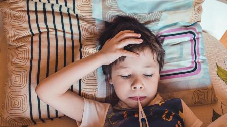 Un niño con fiebre