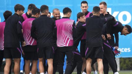 Los jugadores del FC Barcelona hacen un pasillo a Ronald Araújo por su cumpleaños durantre el entrenamiento de este miércoles