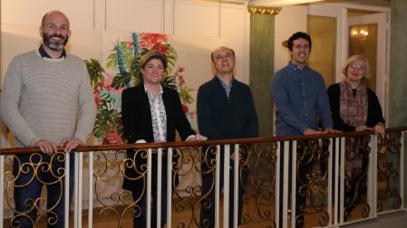 De izda a dcha: Luis Mari Remesar, María García-Barberena, J. Vicent Egea, Asier Zalbalza y Grego Navarro, en el Teatro Gayarre