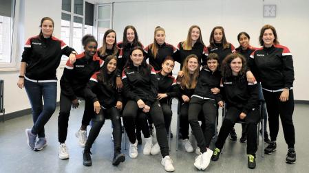 LAS COMPONENTES DEL TERCER EQUIPO. De pie, de izda. a dcha.: Irati Astudillo, Coumba N’Diaye, Leticia Romero, Nerea Arive, Ainara López, Ana Sánchez, Andrea López, Maite Moposita, Amaia Rodríguez; abajo de izda a dcha: Sara Lasry, Lidia Morales, Dikra Ashri, Silvia Hasenburg, Iratze Mauleón y Natalia Fernández. Todas ellas asistieron a una reunión en la Federación Navarra de Fútbol el pasado jueves 3 de marzo. Faltan en la foto dos árbitras de fútbol sala -Nerea García y Ana Dévora- y dos de campo (Alejandra Reyna y Jackeline Velásquez)